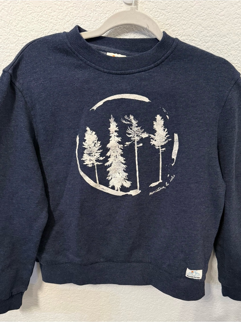 Mountain and Isles Womens Medium Blue Crewneck Sweatshirt Tree Graphic Fleece